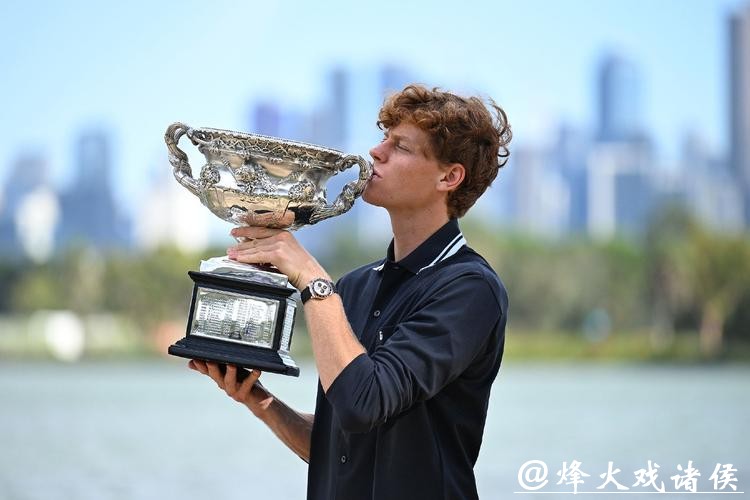 澳网｜墨尔本今日逼近38度，比赛为避高温提前开打，德约与辛纳仍面临挑战